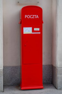 Caddedeki Polonya kırmızı posta kutusu. Mektup ve mektup teslimatı için kutu. Varşova, Polonya - 23 Temmuz 2023.