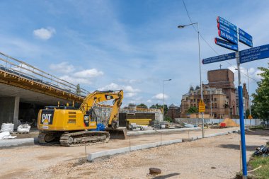 Varşova 'da yol onarımı. İnşaat alanında kazıcı kedi. Sokakta yol çalışması. Yol yüzeyinde yıkım. Yeni bir yapı. Polonya, Varşova - 27 Temmuz 2023.