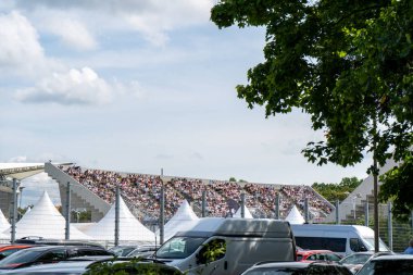 Stadyumun hakimi. Kalabalık duruyor. Seyirciler stadyumda. Spor müsabakalarındaki taraftarlar. Bulanık arkaplan. Spor fanatiği..