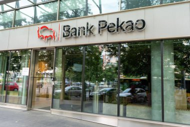 Pekao Bankası logosu. Ofis cephesi. Polska Kasa Opieki Spolka Akcyjna Bankası 'nın logosu. Bir şube binasına giriş. Polonya, Varşova - 27 Temmuz 2023.