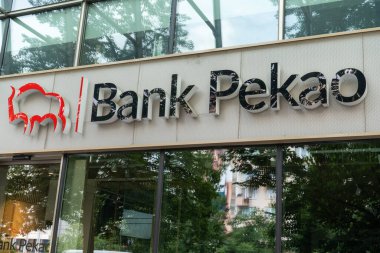 Pekao Bankası logosu. Ofis cephesi. Polska Kasa Opieki Spolka Akcyjna Bankası 'nın logosu. Bir şube binasına giriş. Polonya, Varşova - 27 Temmuz 2023.