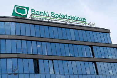 Ofis binası Banki Spoldzielcze SGB bankasının önünde. Polonya, Varşova - 31 Ağustos 2023.