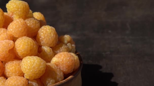 Gelbe Himbeeren Einer Holzschale Auf Dem Tisch Sommerbeeren Hintergrund Vitaminfutter — Stockvideo
