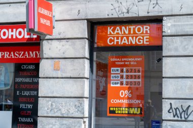 Polonyalılar para ofisini değiştirir. Caddedeki tabela, Kantor kırmızı pankartı. Döviz kurlarının döviz kuru. Lehçe kelime kantor - para değişimi. Varşova, Polonya - 27 Temmuz 2023.