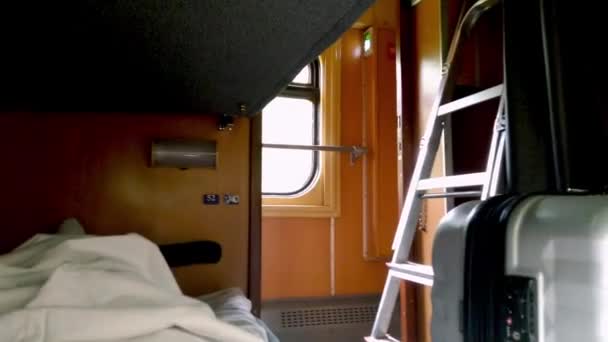 Schlafen Sie Nachtzug Legen Sie Sich Ins Regal Der Passagier — Stockvideo
