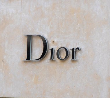 Mağazadaki DIOR şirketinin logosu. Kyiv, Ukrayna - 15 Temmuz 2023.
