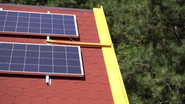 Panel Solar Techo Casa Azulejos Rojos Paneles Fotovoltaicos Exteriores Fuente — Vídeo de stock