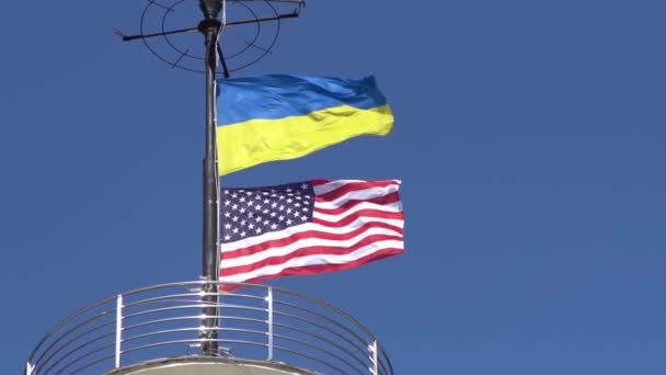 乌克兰和美国的国旗在蓝天的映衬下飘扬 国家象征 乌克兰蓝色和黄色的国旗 室外风天 — 图库视频影像