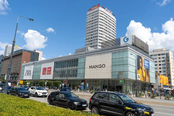 华沙的Mango商店 在入口处签上标志 街上的标牌波兰华沙 2023年7月27日 — 图库照片