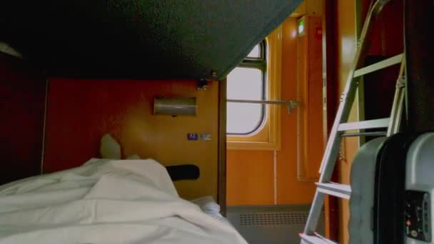 Sov Nattåget Lägg Dig Hyllan Passageraren Reser Nedfällt Sittfack Tåget — Stockvideo