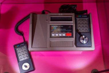 Televizyon için eski oyun konsolu. Renkli televizyon oyun sistemi HANIMEX HMG 2650. Arcade video oyunları. Polonya, Varşova - 28 Temmuz 2023.