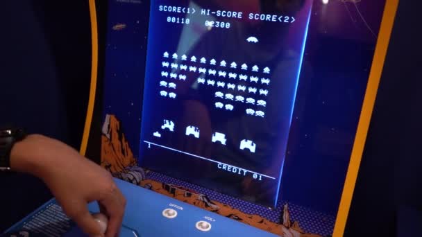 宇宙侵略者 タイトーゲームマシン 8ビットレトロビデオの古いゲームでシンプルなスペースアーケード 古典的なスロットマシンを再生します ワルシャワ ポーランド 2023 — ストック動画