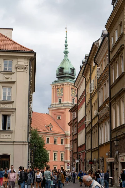 旧城区街道 华沙游客波兰 五彩斑斓的房子 外面的欧洲人 波兰华沙 2023年8月1日 — 图库照片