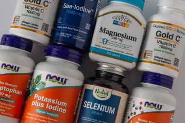 iHerb 'den vitaminler, mineraller ve mikro besinler. Bir sürü farklı kavanoz. Biyolojik olarak aktif gıda katkı maddeleri. Beslenme takviyesi çevrimiçi alınıyor. Sağlık için ilaçlar. Kyiv, Ukrayna - 13 Temmuz 2023.