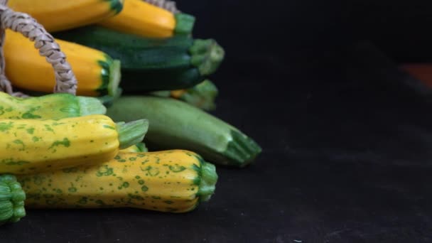 黄绿色的豹子发现了天蝎座 桌上的蔬菜 蔬菜骨髓收获 食品背景 新鲜的甜菜 夏天的南瓜 小菜一碟 厨房里的静谧生活 — 图库视频影像