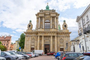 Kilise katedralinin mimari simgesi. Eski şehir sokağı. Varşova Polonya evleri. Açık Avrupa. Varşova, Polonya - 1 Ağustos 2023.
