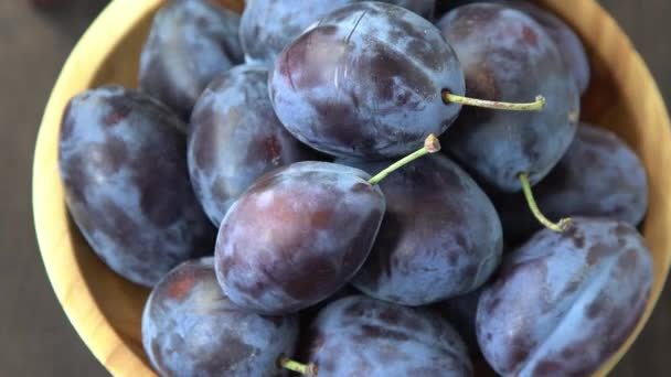 Pruimenras Hongaars Fruitoogst Tafel Keuken Herfst Blauwe Pruim Vitamine Voerbak — Stockvideo