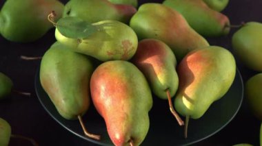 Paris armut çeşitleri. Meyveler masada. Sonbahar hasadı. Armut üst görünüm. Vitamin kasesi tabağı. Yeşil sarı kırmızı armut.