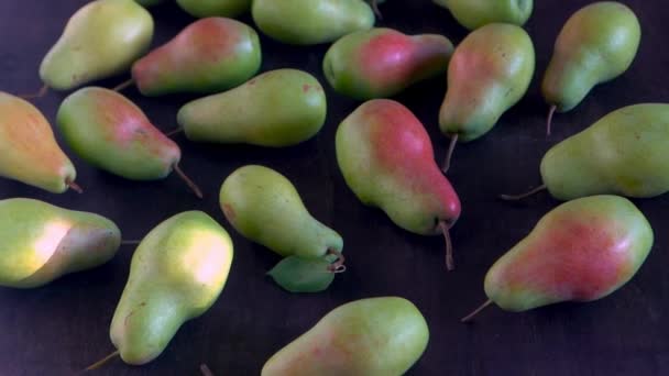 Pariser Birnensorte Früchte Auf Dem Tisch Herbsternte Birnen Draufsicht Hintergrund — Stockvideo