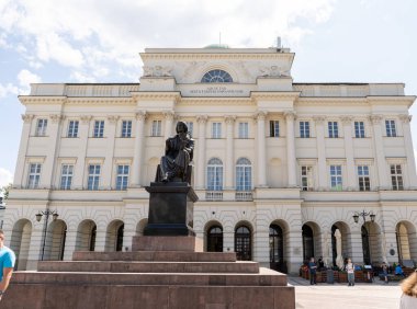 Polonya Bilimler Akademisi. Görüş. Ünlü Polonyalı bilim adamı Nicolaus Kopernik 'in anıtı. Nicolas Kopernik 'in Polonya, Varşova' daki görüntüsü - 27 Temmuz 2023.