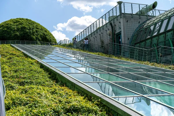 屋上にある植物園 ワルシャワ大学図書館 ポーランド近代建築 夏の緑の植物 ポーランド ワルシャワ — ストック写真