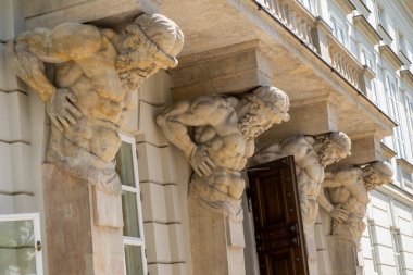 Atlant Heykel Sokağı. Varşova Üniversitesi Kütüphanesi ve Müzesi binasını destekleyen anıtlar. Sporcular