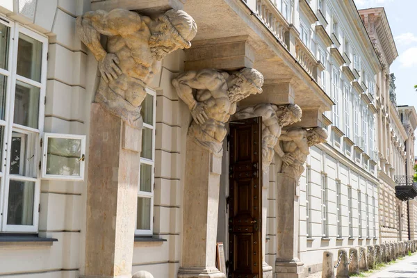 迷人的雕像街户外 纪念碑装饰支撑华沙大学图书馆和博物馆大楼 运动员 — 图库照片
