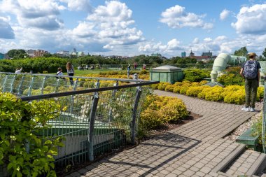 Çatıdaki botanik bahçesi. Varşova Üniversitesi Kütüphanesi. Polonya modern mimarisi. Yazın yeşil bitkiler. Polonya, Varşova - 27 Temmuz 2023.