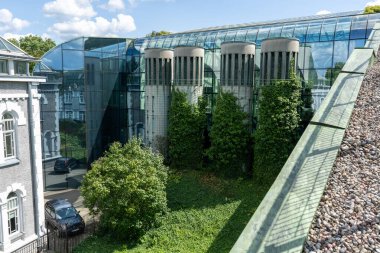 Çatıdaki botanik bahçesi. Varşova Üniversitesi Kütüphanesi. Polonya modern mimarisi. Yazın yeşil bitkiler. Polonya, Varşova - 27 Temmuz 2023.