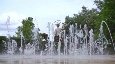 Müzik çeşmesi. Yerden su fışkırıyor. Summer Caddesi. Açık hava..
