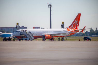 Kyiv, Ukrayna - 1 Temmuz 2020: Boryspil Uluslararası Havaalanı platformunda uçak. Skip Hava Yolları 'ndan. Pist.
