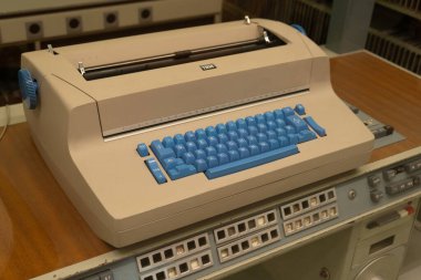 Eski IBM bilgisayarı. Retro Mühendislik. İlk prototip. IBM büyük makine. Polonya. Varşova - 28 Temmuz 2023