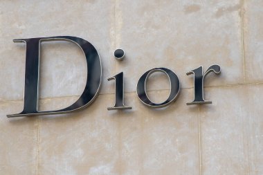 Mağazadaki DIOR şirketinin logosu. Kyiv, Ukrayna - 15 Temmuz 2023.