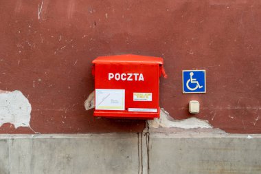 Caddedeki Polonya kırmızı posta kutusu. Mektup ve mektup teslimatı için kutu. Varşova, Polonya - 23 Temmuz 2023.