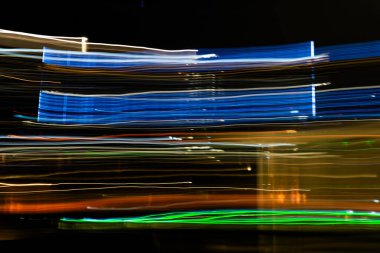 Soyut. Uzun süre maruz kalmaktan çok renkli çizgiler. Renkli arka plan. Gece şehri konsepti. Karanlıkta renkli ışık izleri, uzun süre bulanık hareket efektleri.