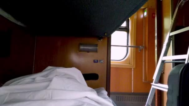 Спати Нічному Потязі Лягай Полицю Пасажир Подорожує Останні Місця Поїзді — стокове відео