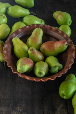 Paris armut çeşitleri. Meyveler masada. Sonbahar hasadı. Üst görünüm armutu. Yeşil sarı kırmızı armut. Vitamin vejetaryen yemekleri..