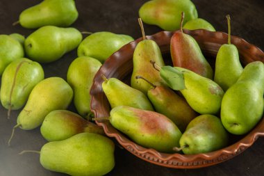 Paris armut çeşitleri. Meyveler masada. Sonbahar hasadı. Üst görünüm armutu. Yeşil sarı kırmızı armut. Vitamin vejetaryen yemekleri..