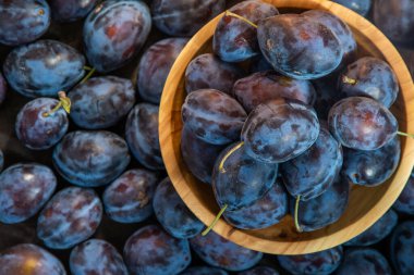 Erikli bir Macar. Mutfaktaki masada meyve hasadı var. Sonbahar mavisi erik. Vitamin kasesi..