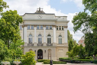 Varşova 'nın ana üniversitesi. Krakowskie Przedmiescie Caddesi 'ndeki üniversitenin eski güzel evi. Mimarinin içinde. Polonya, Varşova - 30 Temmuz 2023