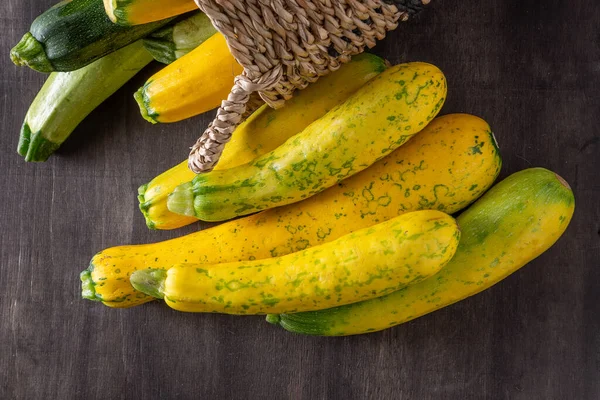Żółty Zielony Lampart Zauważył Cukinię Warzywa Stole Pozyskiwanie Szpiku Tło — Zdjęcie stockowe