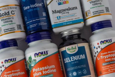 iHerb 'den vitaminler, mineraller ve mikro besinler. Bir sürü farklı kavanoz. Biyolojik olarak aktif gıda katkı maddeleri. Beslenme takviyesi çevrimiçi alınıyor. Sağlık için ilaçlar. Kyiv, Ukrayna - 13 Temmuz 2023.