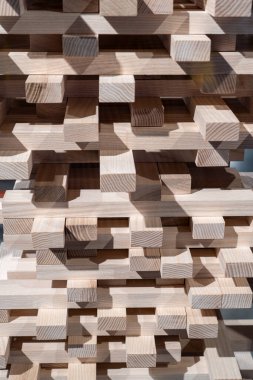 Ahşap arka plan. Kesilen tahta bloklardan büyük bir inşaatçı. Tahta bloktan yapılmış kule duvarı.