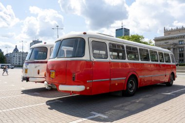Eski kırmızı ve mavi Skoda otobüsü. Çekoslovakyalı Skoda RTO 706 Karosa modeli. Turist otobüsleri klasik model. Eski şehrin caddesi bir turistik cazibedir. Polonya, Varşova - 27 Temmuz 2023.