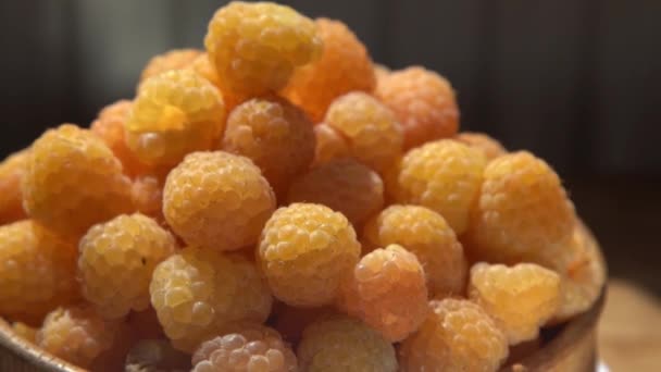 Masanın Üzerindeki Ahşap Kasede Sarı Ahududular Yaz Meyveleri Arka Planı — Stok video