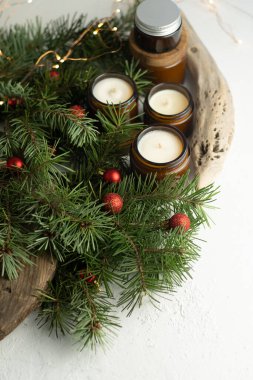Soya mumları cam kavanozlarda yanar. Evdeki rahatlık. Kahverengi kavanozdaki mum. Koku ve ışık. Kokulu el yapımı mum. Aroma terapisi. Noel ağacı ve kış havası. Hoş bir dekor. Şenlikli çelenk dekorasyonu