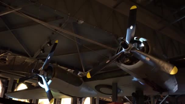 飛行機の背景 格納庫にいる飛行機のプロペラ タービンエンジンブレード 飛行機モーター — ストック動画