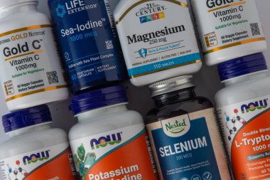 iHerb 'den vitaminler, mineraller ve mikro besinler. Bir sürü farklı kavanoz. Biyolojik olarak aktif gıda katkı maddeleri. Beslenme takviyesi çevrimiçi alınıyor. Sağlık için ilaçlar. Kyiv, Ukrayna - 13 Temmuz 2023.