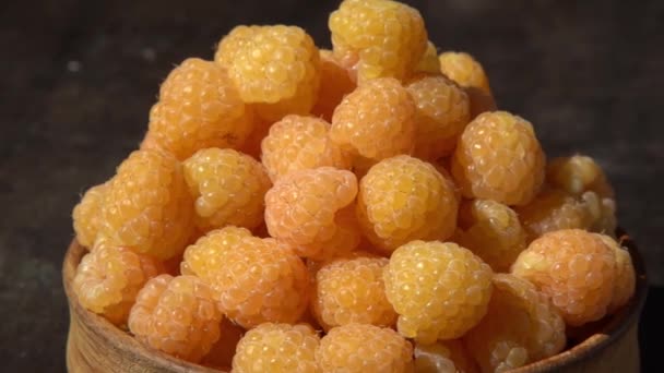 Gele Frambozen Een Houten Kom Tafel Zomerbessen Achtergrond Vitamine Voedsel — Stockvideo