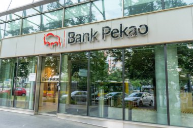 Pekao Bankası logosu. Ofis cephesi. Polska Kasa Opieki Spolka Akcyjna Bankası 'nın logosu. Bir şube binasına giriş. Polonya, Varşova - 27 Temmuz 2023.